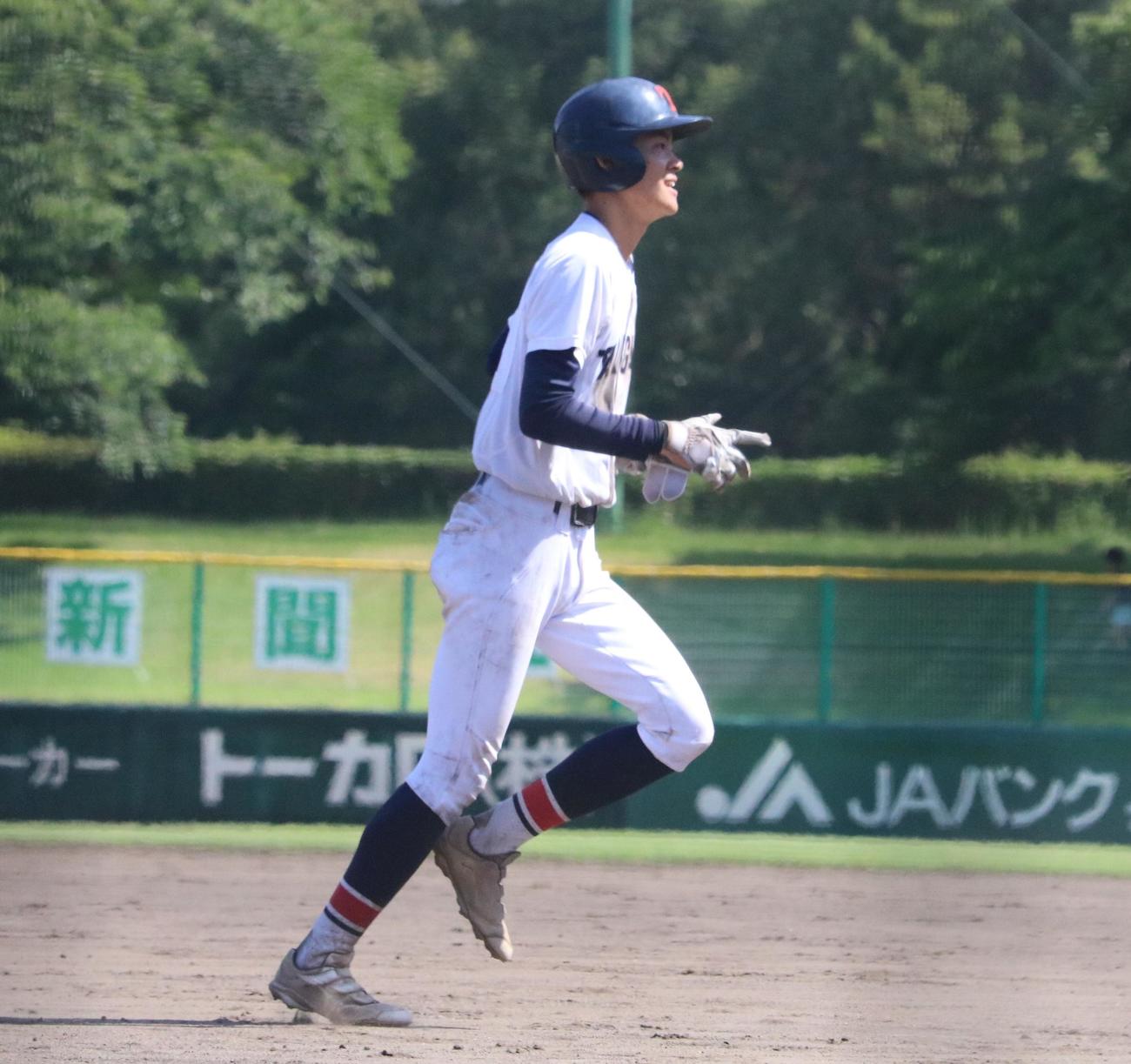 滝川二対川西緑台　7回裏、滝川二の東丸が勝ち越し打を放ち、笑顔を見せる（撮影・林亮佑）