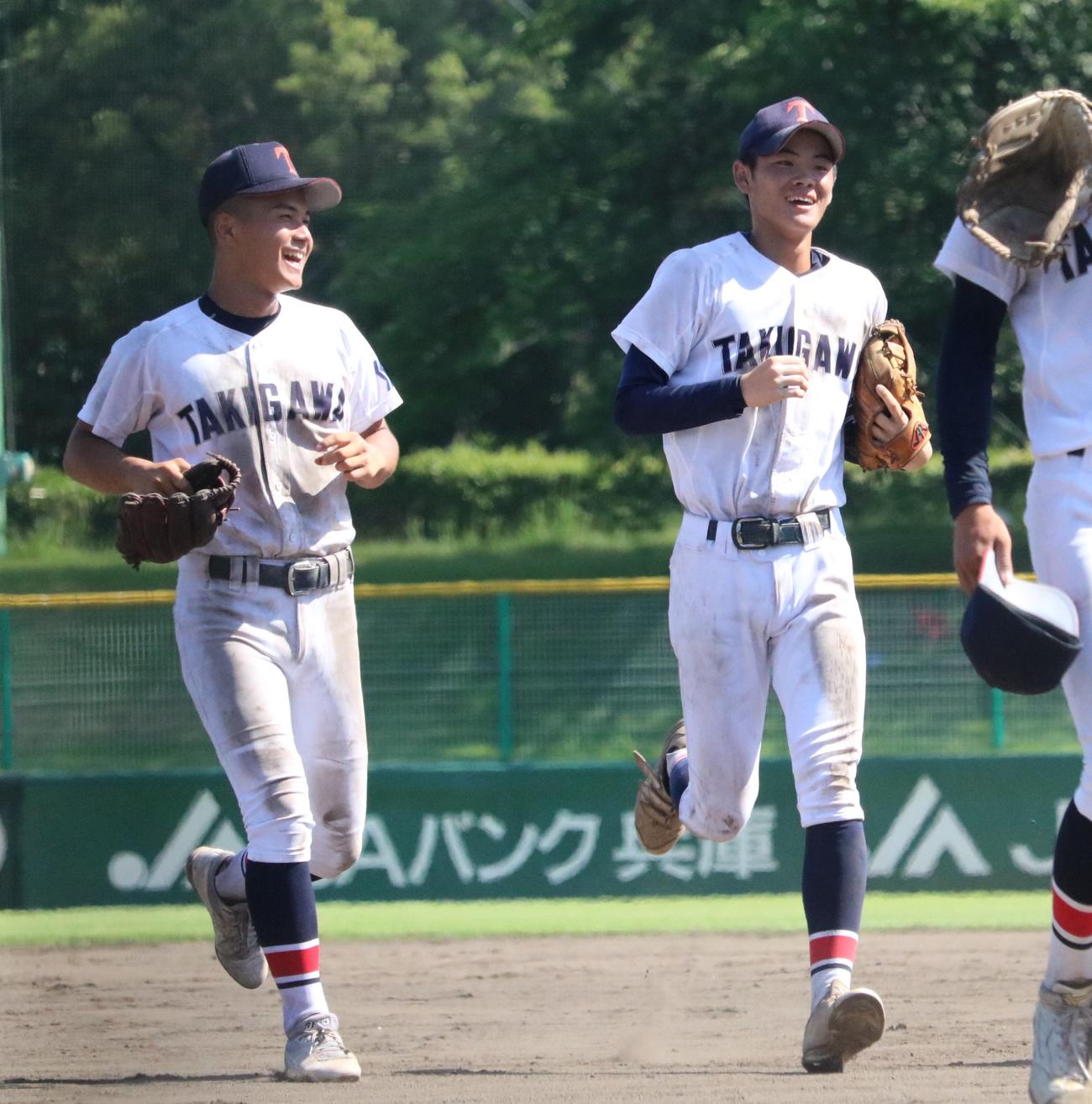 滝川二対川西緑台　初戦を突破して滝川二の東丸（写真右）が笑顔を見せる（撮影・林亮佑）