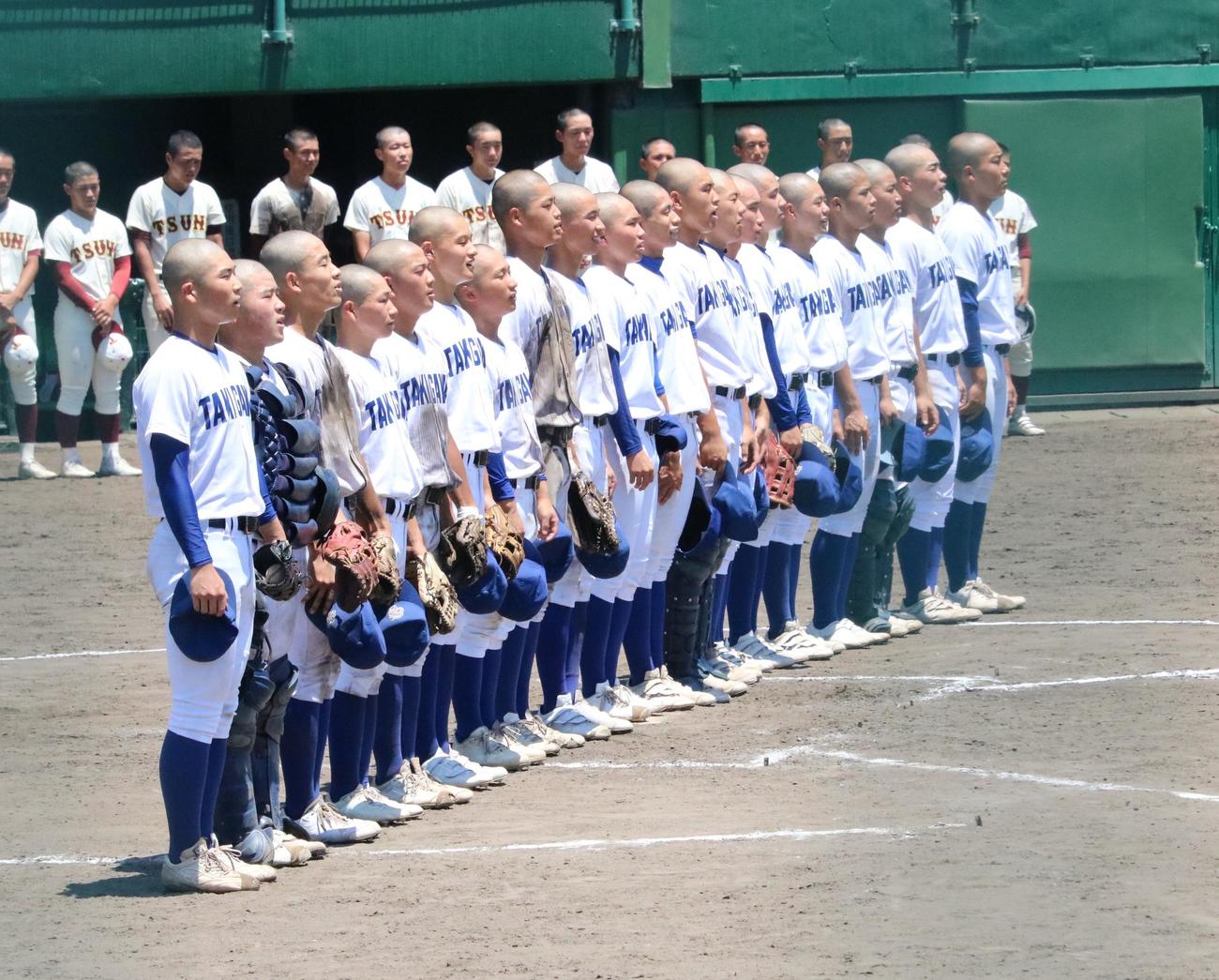 滝川対津名　滝川の新井（左端）らが校歌を歌う（撮影・林亮佑）