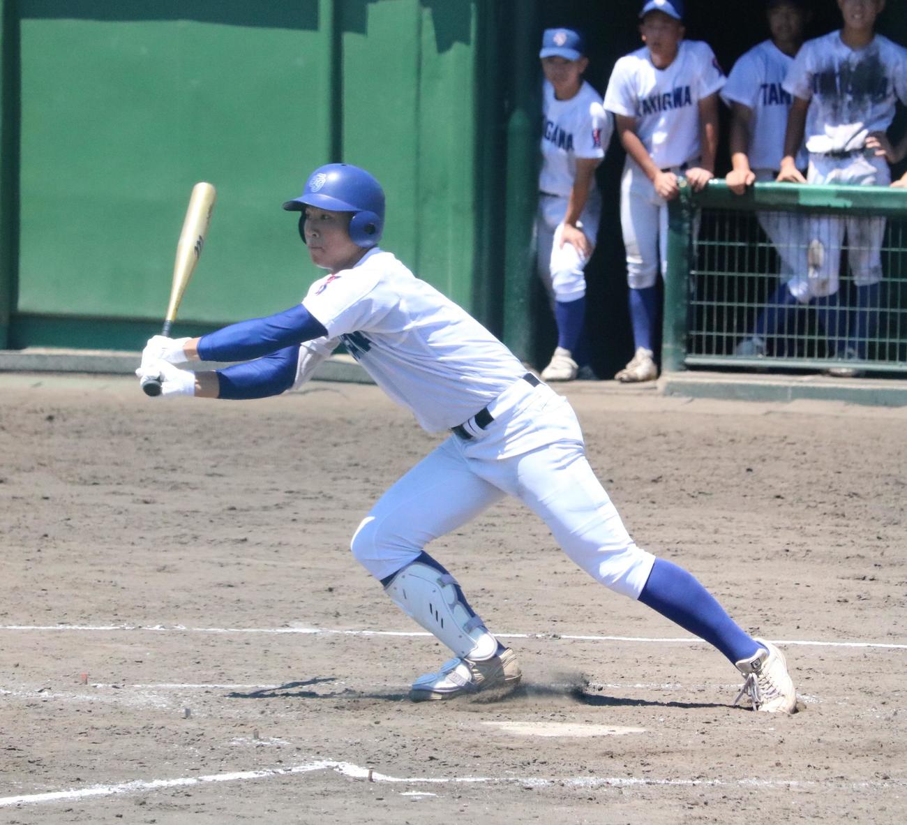滝川対津名　5回裏1死二、三塁、滝川の新井が遊ゴロを放ち、三走を生還させる（撮影・林亮佑）