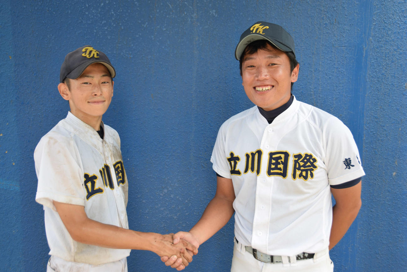立川国際中教校・東村山・府中対町田工科　立川国際の廃部が決まった後の夏の大会での公式戦初勝利に握手する堀田（左）と秋庭監督（撮影・泉光太郎）