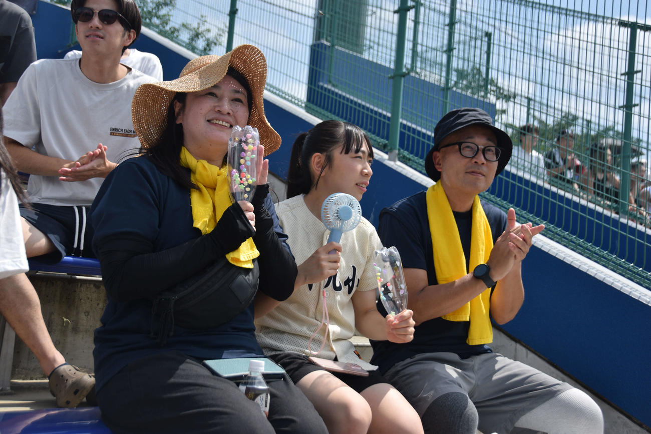 立川国際中教校・東村山・府中対町田工科　主将堀田の応援に駆けつけた家族、左から順に母・敦子さん、妹・咲映子さん、父・光治さん（撮影・泉光太郎）