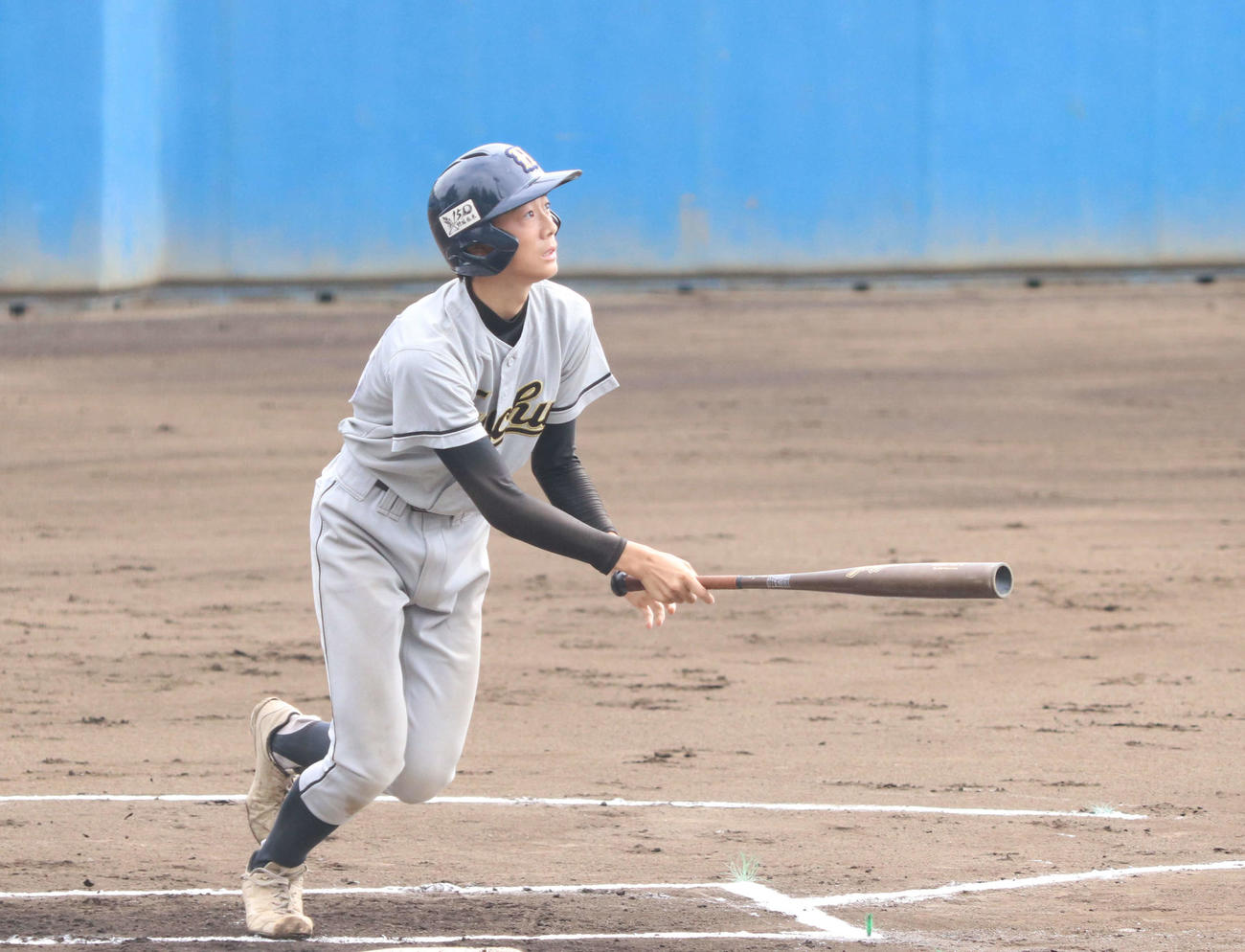 立川国際中教校・東村山・府中対町田工科　1回表立川国際中教校・東村山・府中1死二塁、先制の適時三塁打を放った中川（撮影・泉光太郎）