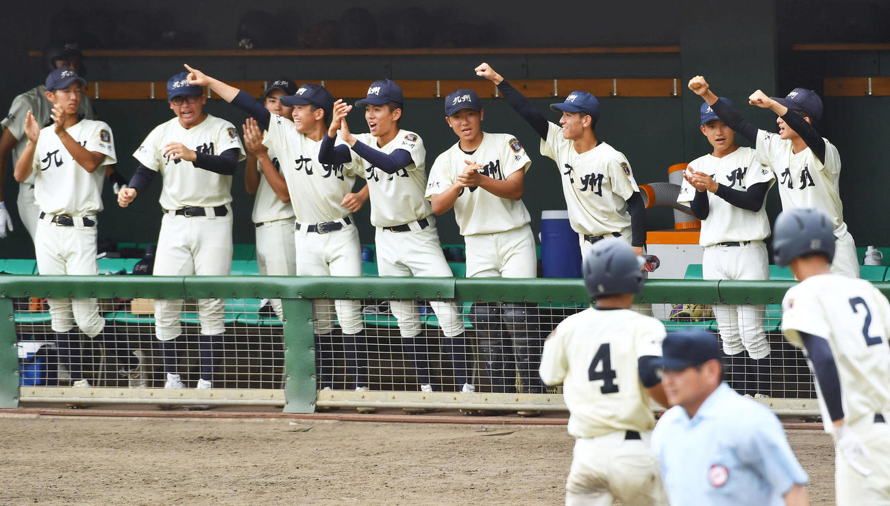 福岡舞鶴対九産大九州　1回裏九産大九州1死一、二塁、吉次が同点左前適時打を放ち、ガッツポーズする九産大九州ナイン（撮影・岩下翔太）