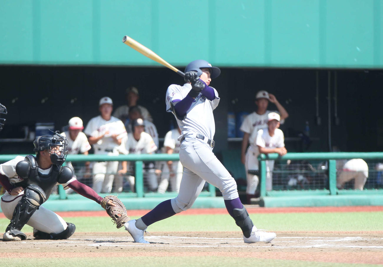 盛岡中央対花巻東　4回、先制2ランを放つ花巻東・新田（撮影・高橋香奈）