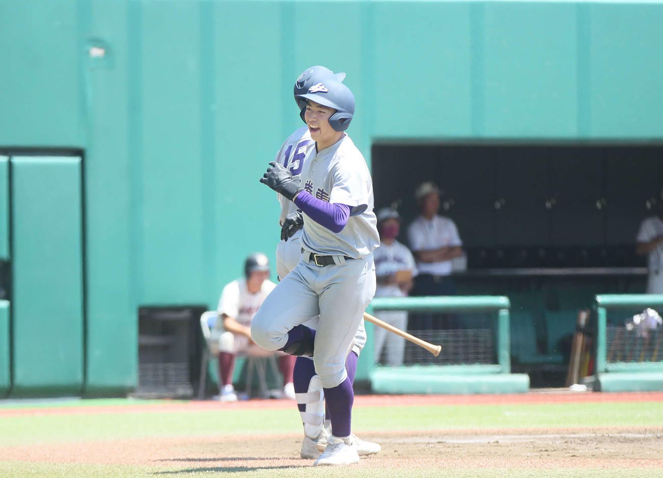 盛岡中央対花巻東　4回、2ランを放ち笑顔で生還する花巻東・新田（撮影・高橋香奈）