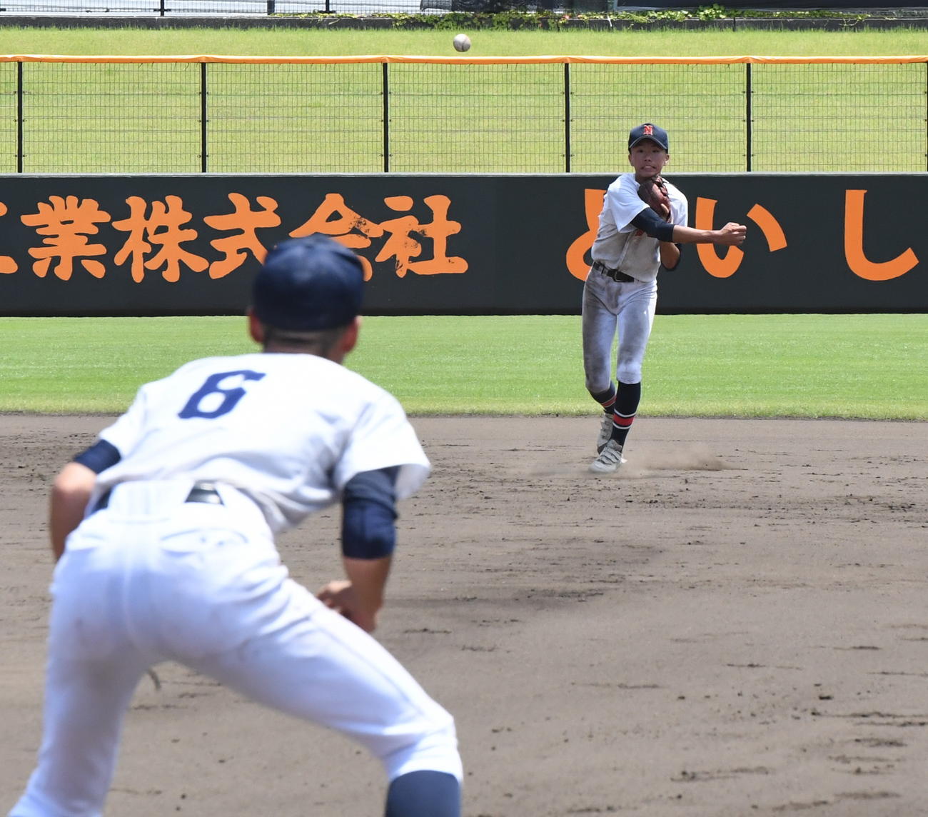 新潟西対巻　内野ゴロをさばく新潟西・稲葉（右）（撮影・小林忠）