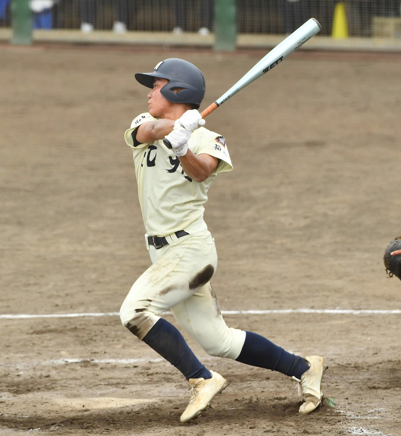 福岡舞鶴対九産大九州　3回裏九産大九州2死満塁、笠井は3点適時右二塁打を放つ（撮影・岩下翔太）