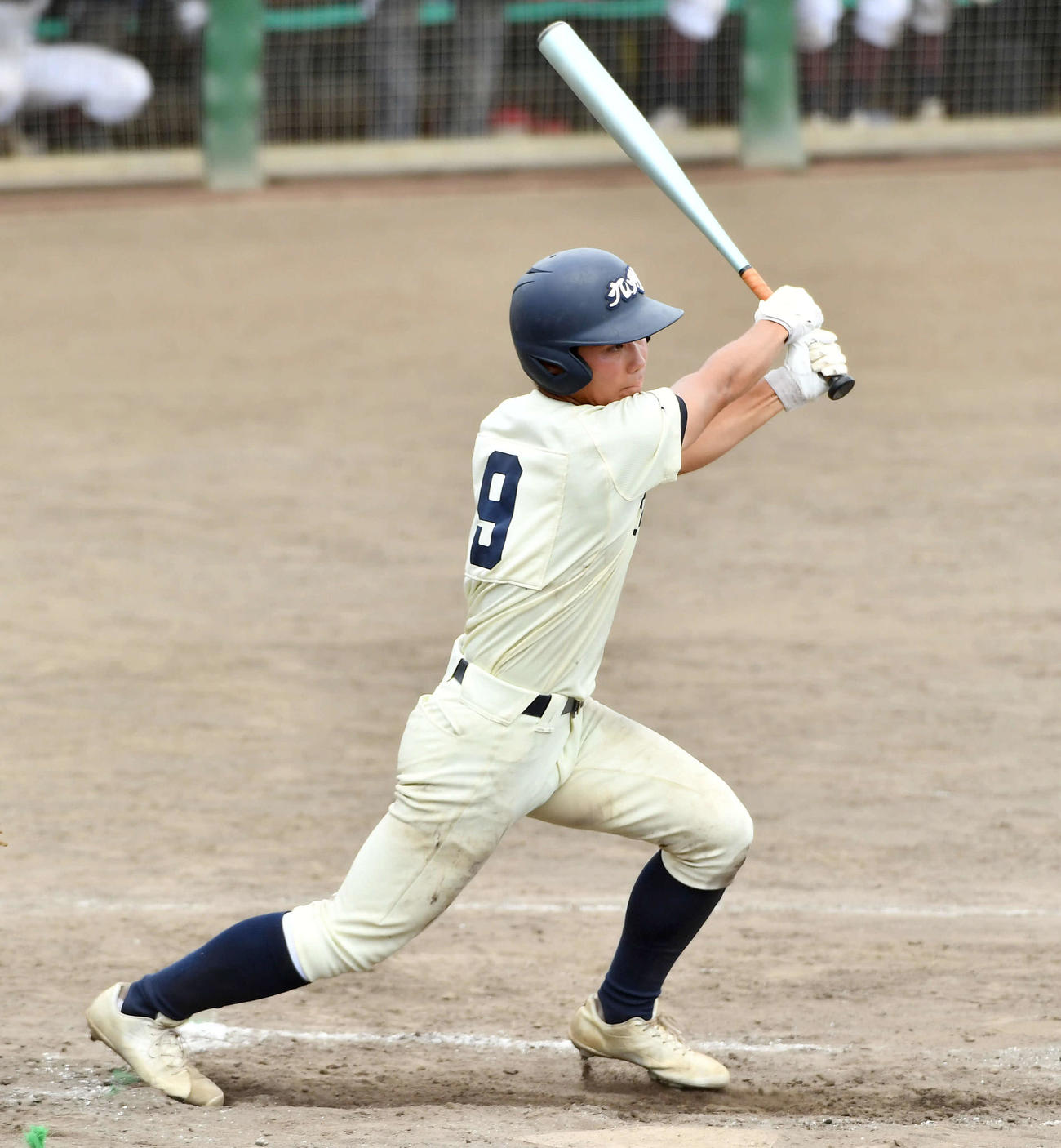 福岡舞鶴対九産大九州　8回裏九産大九州無死、笠井は右前安打を放つ（撮影・岩下翔太）