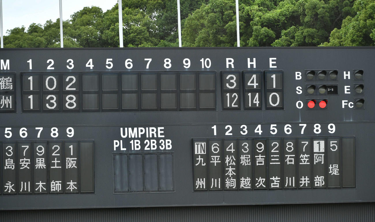 福岡舞鶴対九産大九州　3回裏、笠井の3点適時右二塁打で九産大九州のチーム安打が14、12得点に達する（撮影・岩下翔太）