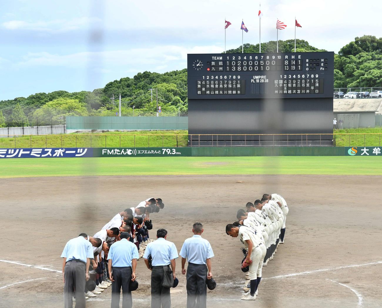 福岡舞鶴対九産大九州　19安打13得点で福岡舞鶴（左列）に勝利した九産大九州ナイン（撮影・岩下翔太）
