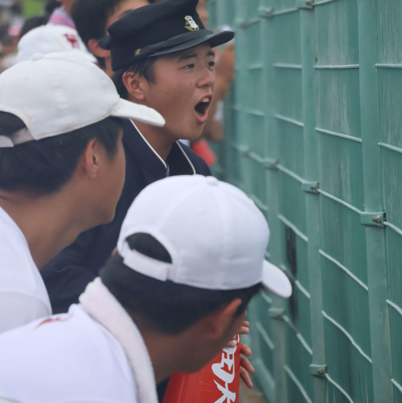 高校野球大阪大会2回戦早稲田大阪対桜宮　グラウンドにエールを送る大阪早稲田の応援団長・小泉亮輔（撮影・佐藤奨真）