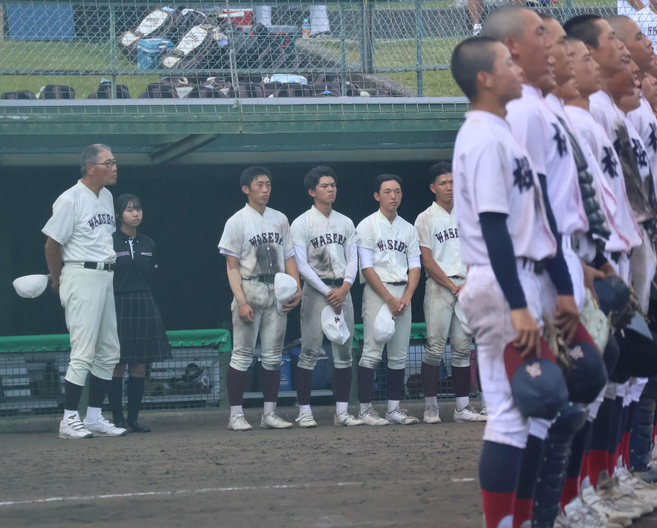高校野球大阪大会2回戦早稲田大阪対桜宮　試合後整列する早稲田大阪の佐藤監督と選手達（撮影・佐藤奨真）