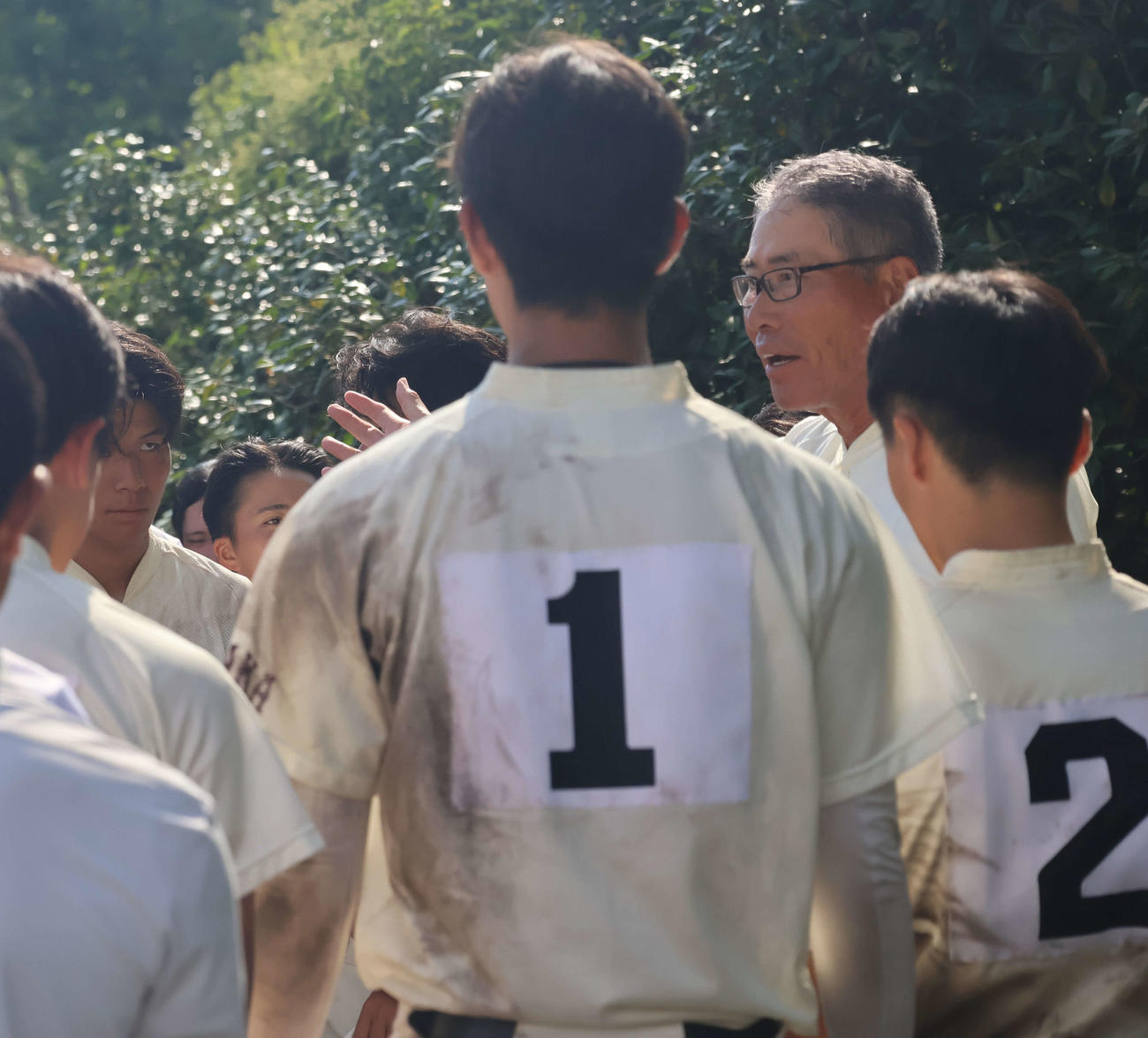 高校野球大阪大会2回戦早稲田大阪対桜宮　試合後選手を前にミーティングをする早稲田大阪・佐藤監督（撮影・佐藤奨真）