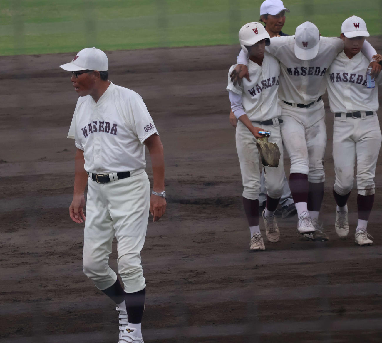 高校野球大阪大会2回戦早稲田大阪対桜宮　6回2死二塁から緊急降板する石田（後方真ん中）と佐藤監督（撮影・佐藤奨真）