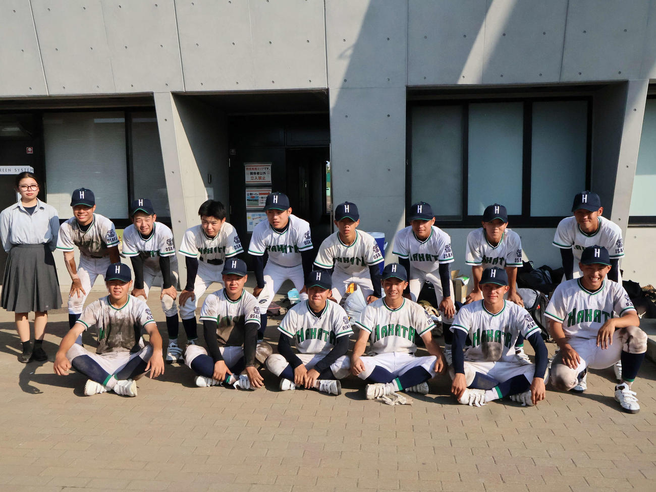 岸和田対伯太　試合終了後に集合写真に納まる伯太ナイン（撮影・溝淵千夏）