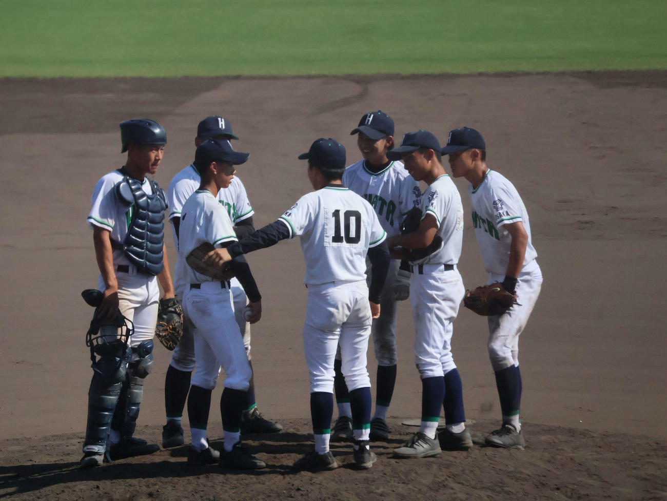 岸和田対伯太　8回表岸和田の攻撃、ピンチの場面でマウンドに集まる伯太ナイン（撮影・溝淵千夏）