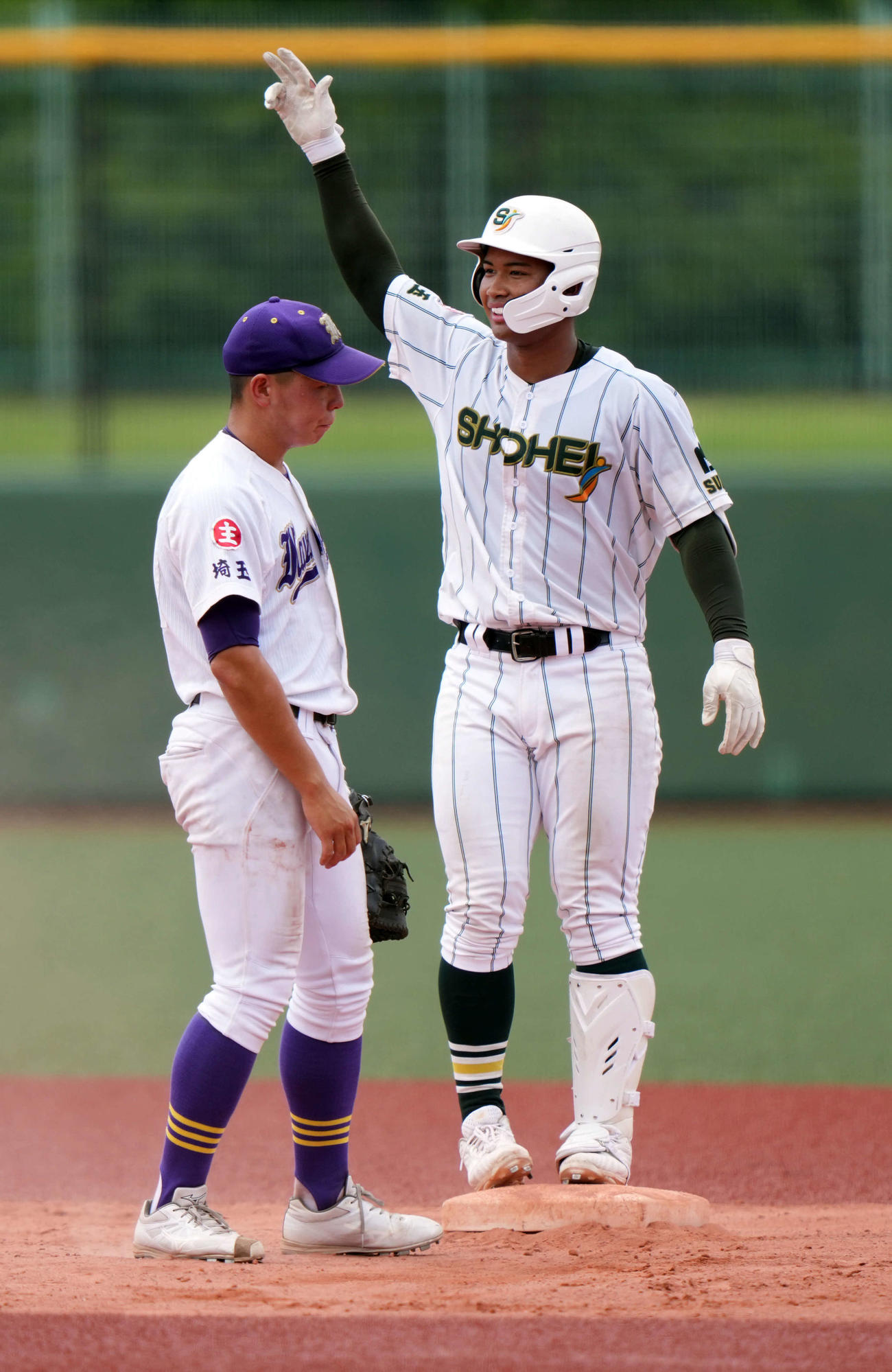 川口対昌平　1回裏昌平2死、右二塁打を放ち、笑顔でベンチに手を上げる櫻井（撮影・小島史椰）