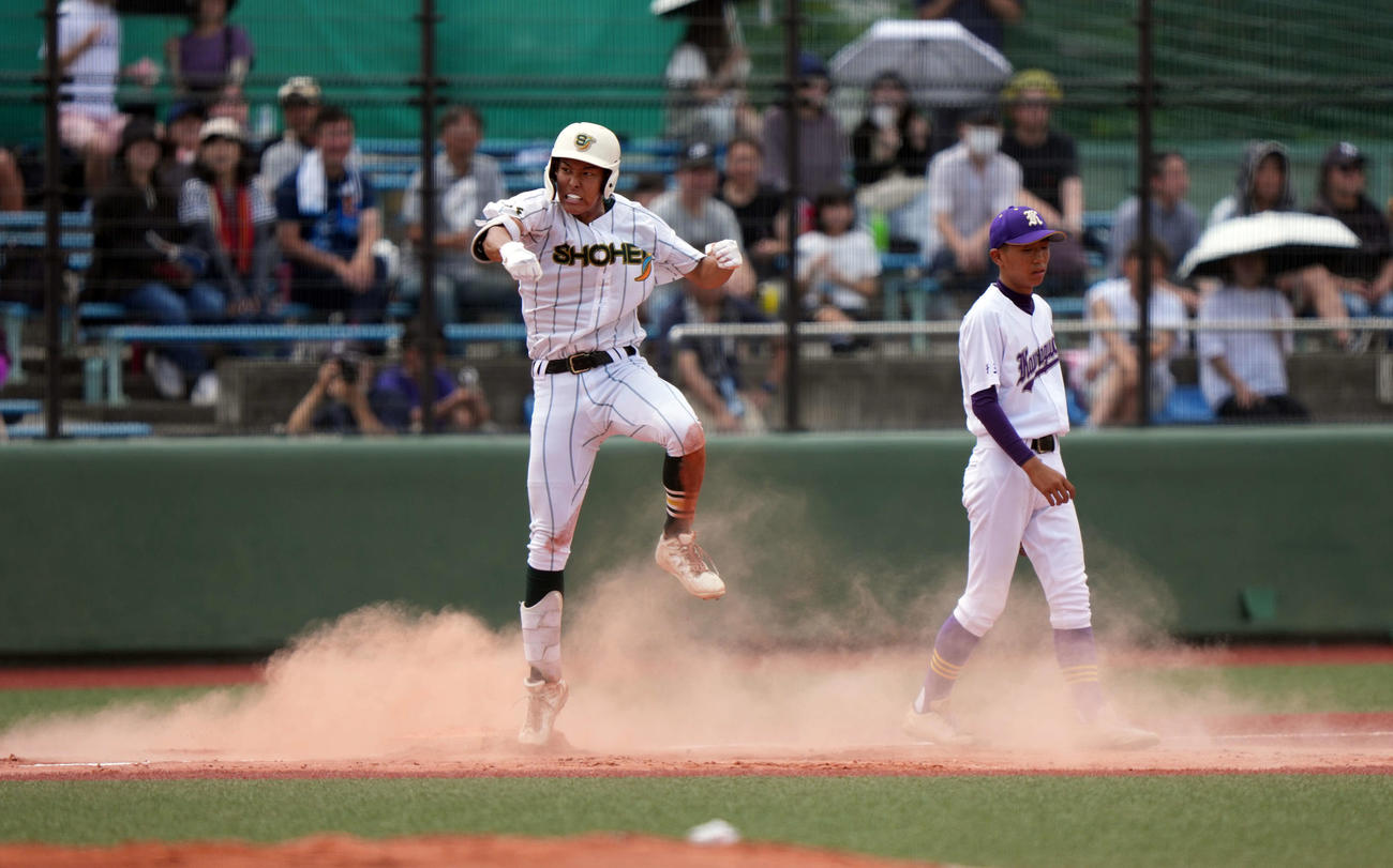 川口対昌平　1回裏昌平無死、右中間三塁打を放ち、雄叫びを上げる嶋田（撮影・小島史椰）