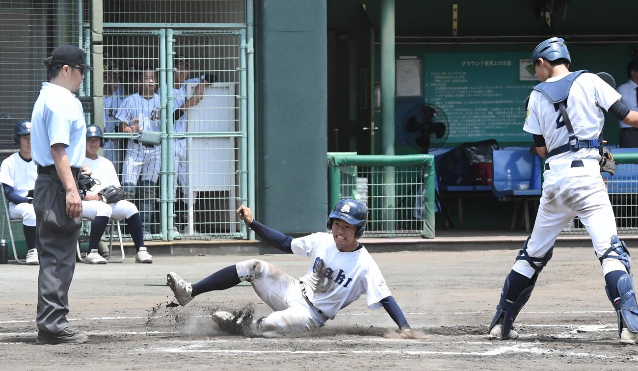 新潟西対巻　3－3の8回裏、一塁から一気に生還する巻・玉橋（右）（撮影・小林忠）