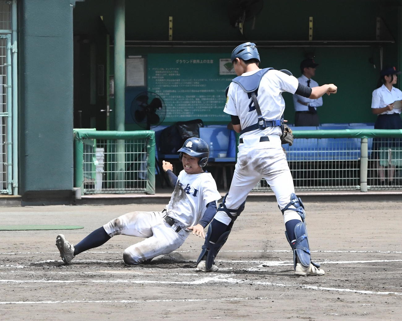 新潟西対巻　3－3の8回裏、一塁から一気に生還する巻・玉橋（右）（撮影・小林忠）