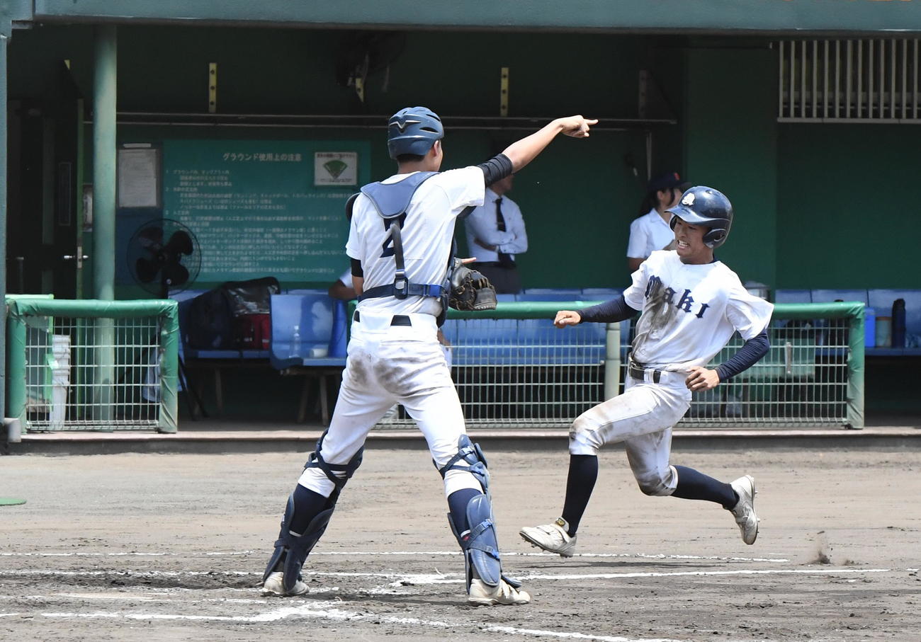 新潟西対巻　3－3の8回裏、一塁から一気に生還する巻・玉橋（右）（撮影・小林忠）