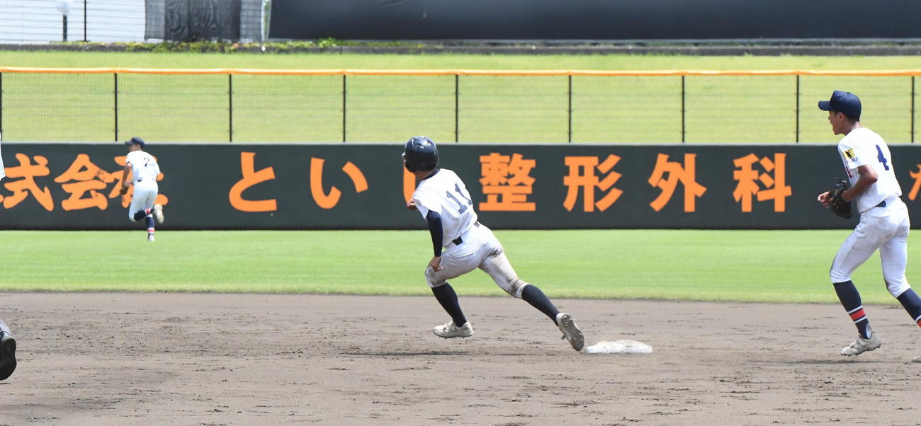 新潟西対巻　3－3の8回裏、無死で巻・田辺の左ヒットにエンドランを決める玉橋（背番号11）（撮影・小林忠）