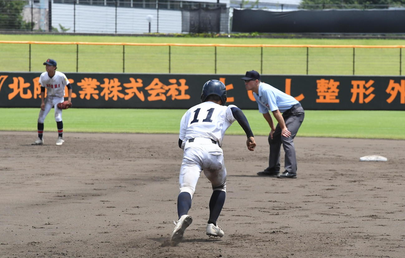 新潟西対巻　3－3の8回裏、無死で巻・田辺の左ヒットにエンドランを決める玉橋（背番号11）（撮影・小林忠）