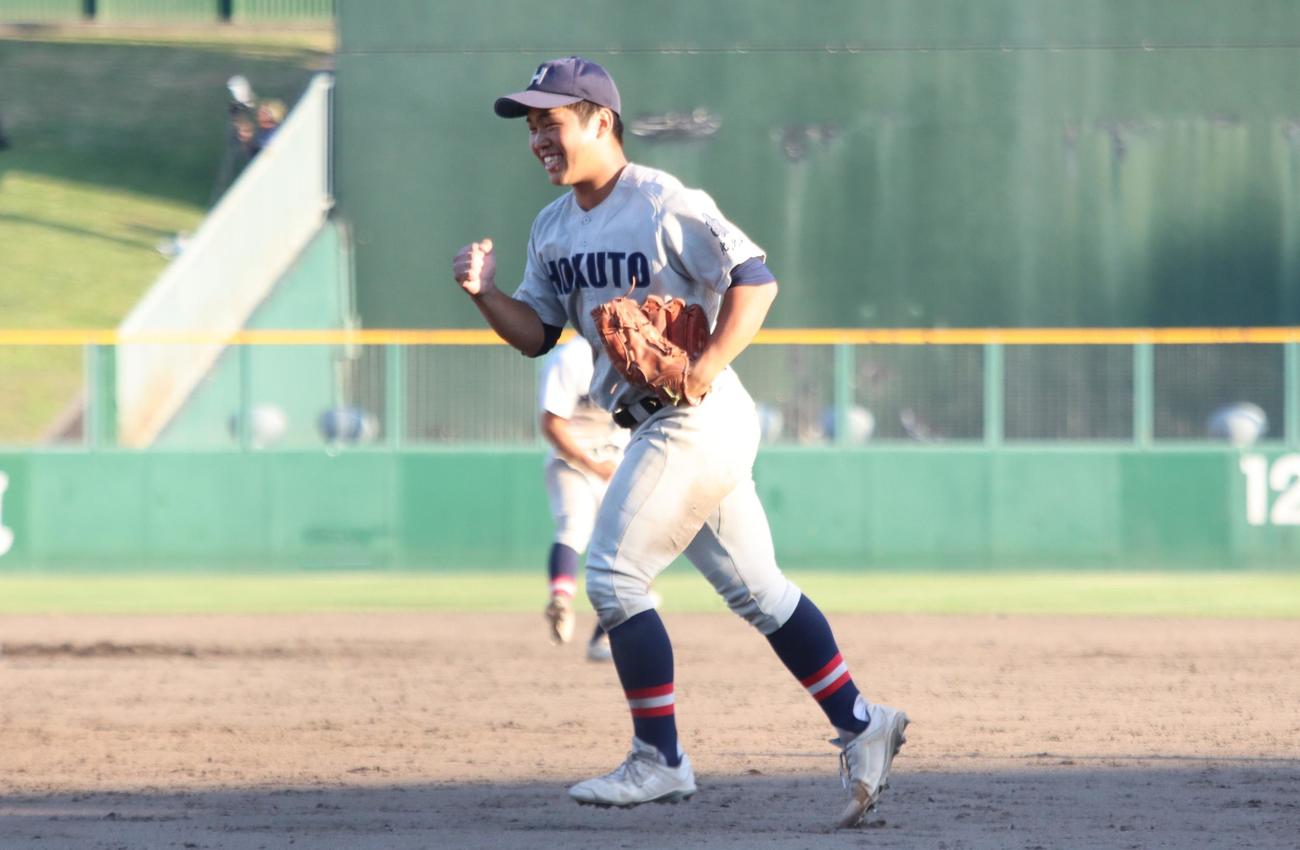 勝利が決まり、ガッツポーズして整列に向かう北見北斗の松岡（撮影・保坂果那）