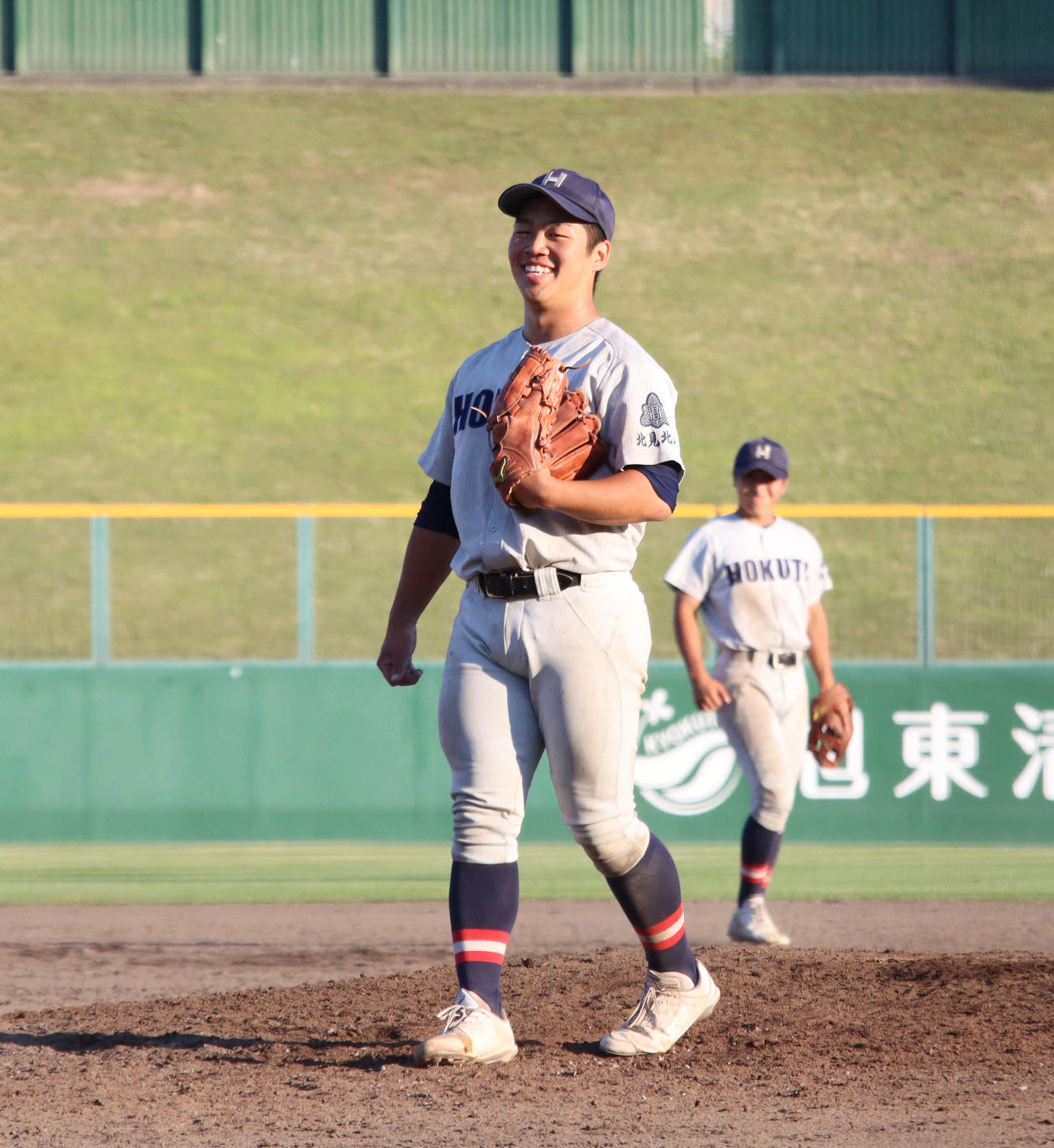 マウンドで笑顔を見せる北見北斗の松岡（撮影・保坂果那）