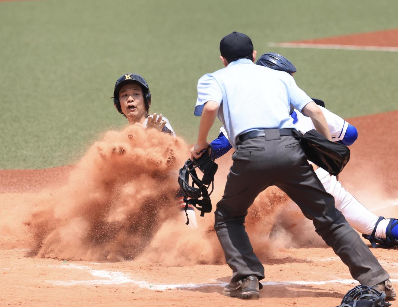 狭山清陵対慶応志木　7回裏慶応志木1死一、二塁、松田の適時打で生還する正野(撮影・浅見桂子)