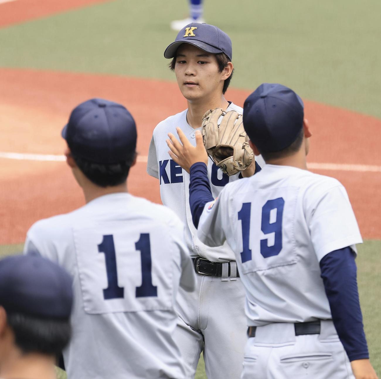 狭山清陵対慶応志木　6回表狭山清陵の攻撃を抑え、ナインとハイタッチする正野(撮影・浅見桂子)