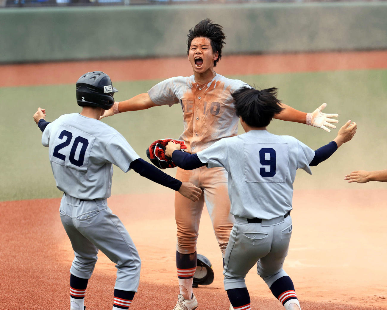 狭山清陵対慶応志木　10回裏慶応志木1死満塁、菊地の犠飛でサヨナラの生還をし雄たけびを上げて喜ぶ勝呂（中央）（撮影・浅見桂子）