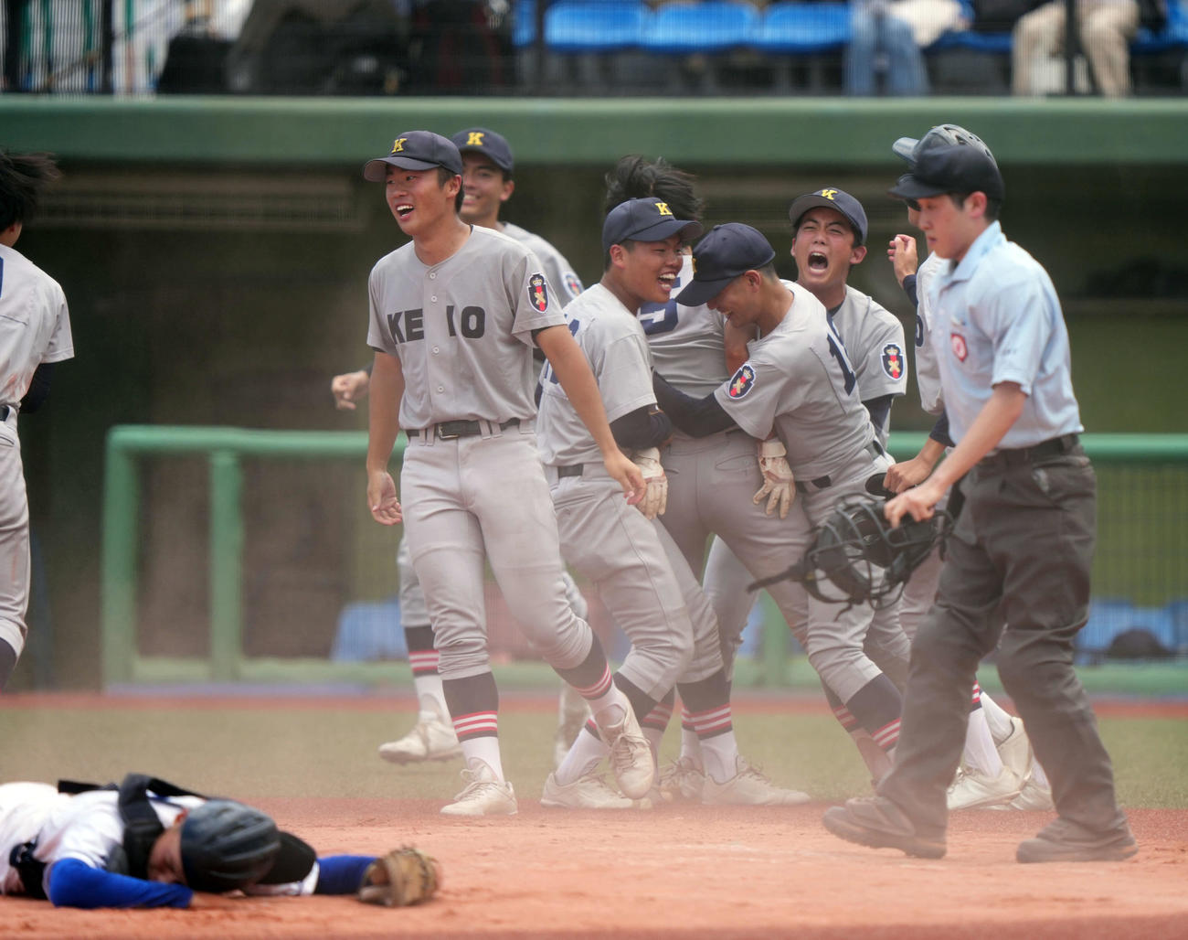 狭山清陵対慶応志木　サヨナラ勝ちをし、喜びを爆発させる慶応志木ナイン（撮影・小島史椰）