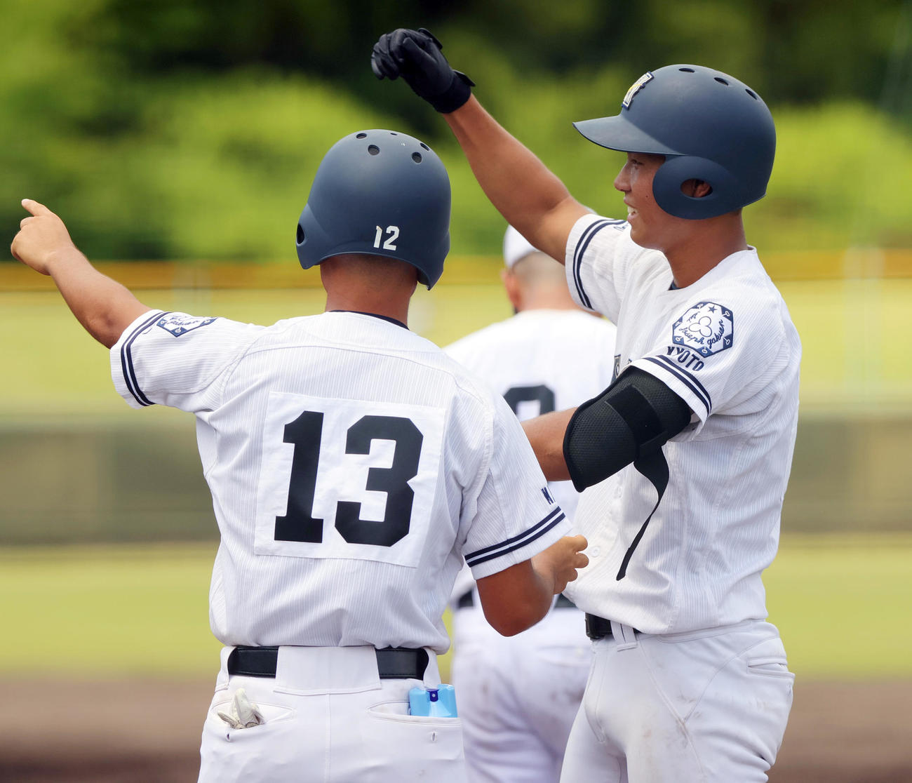 日星対堀川　4回表日星2死一塁、中西（右）は右前打を放ちベンチに向かってガッツポーズする（撮影・上山淳一）