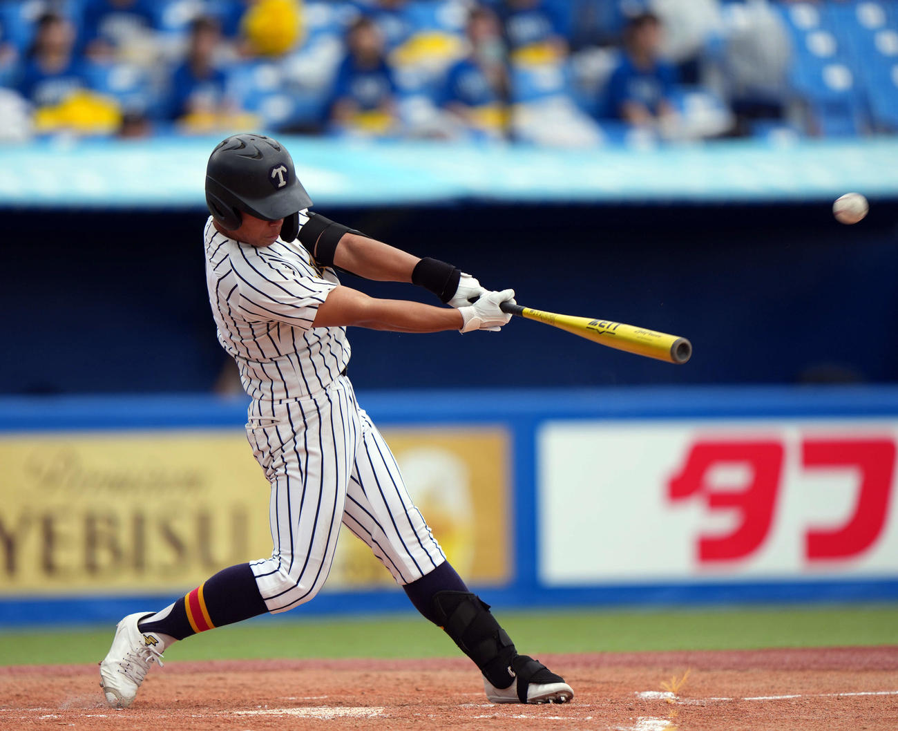 新宿対帝京　3回裏帝京1死一、三塁、左3点本塁打を放つ梅景（撮影・小島史椰）