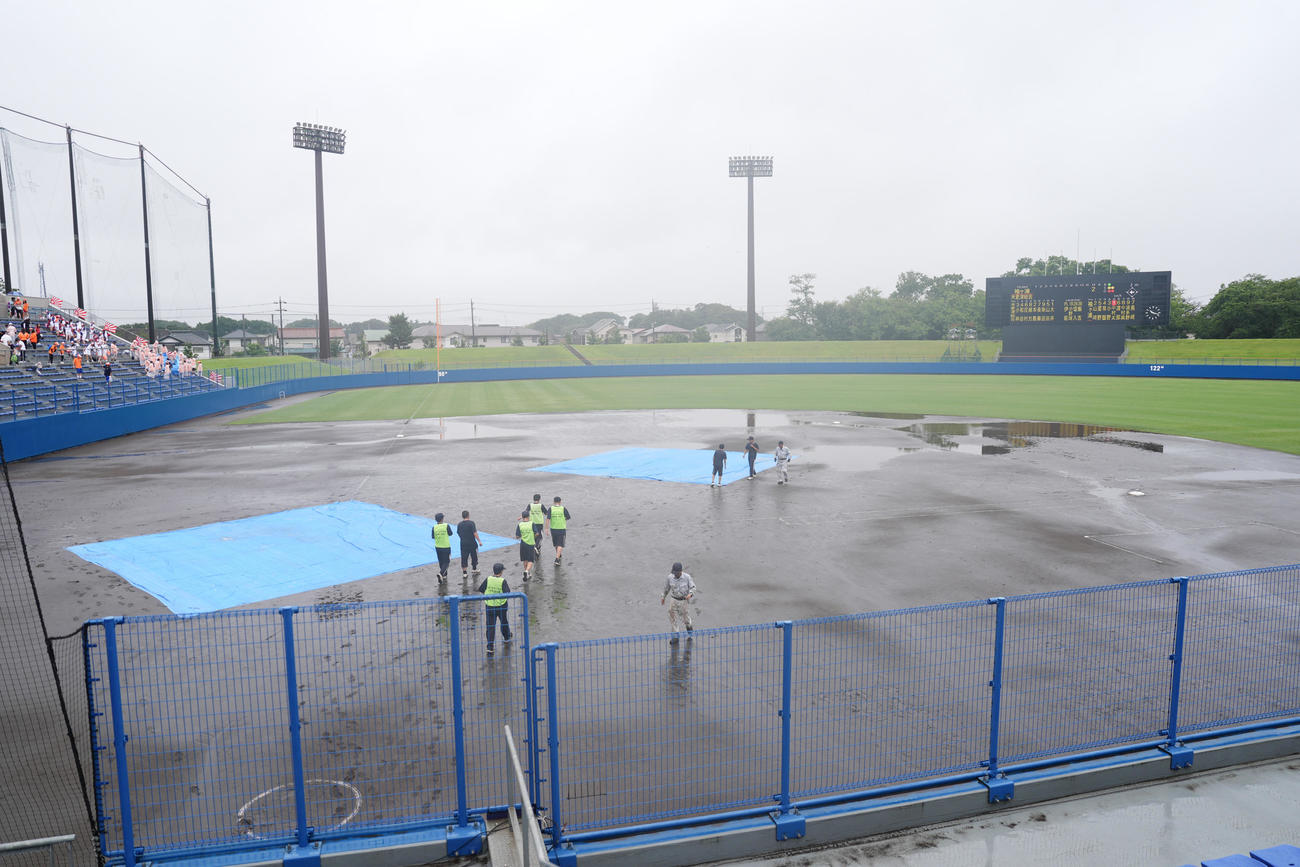 袖ケ浦対木更津総合　雨で続けられず、継続試合となった袖ケ浦－木更津総合の試合（撮影・鈴木みどり）