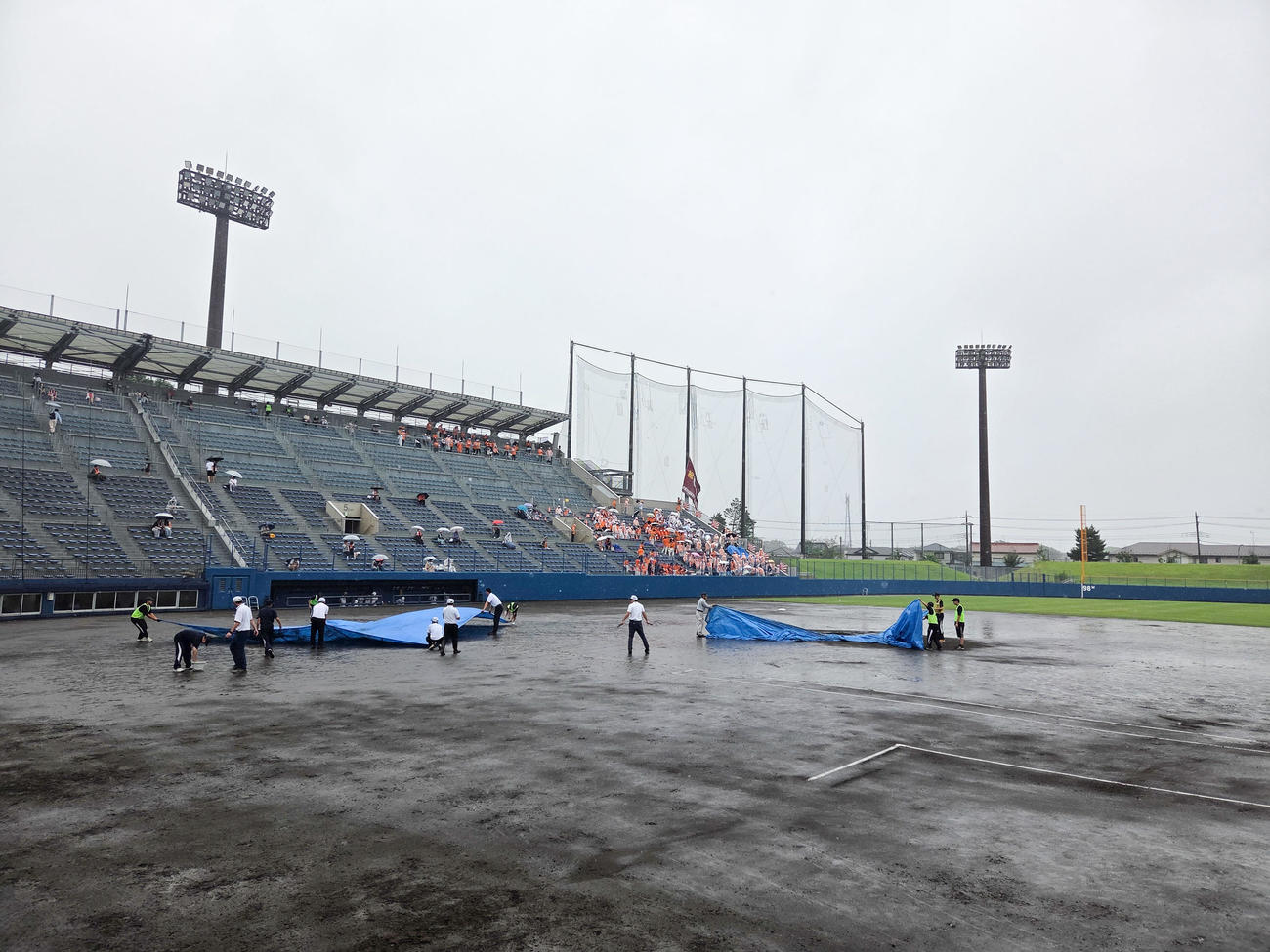 袖ケ浦対木更津総合　1回表途中で雨脚が強まり、グラウンドにシートがかけられる（撮影・鈴木みどり）