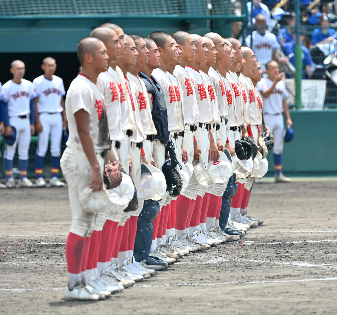 高田商業対智弁学園　高田商業に勝利し校歌を歌う智弁学園ナイン（撮影・石井愛子）