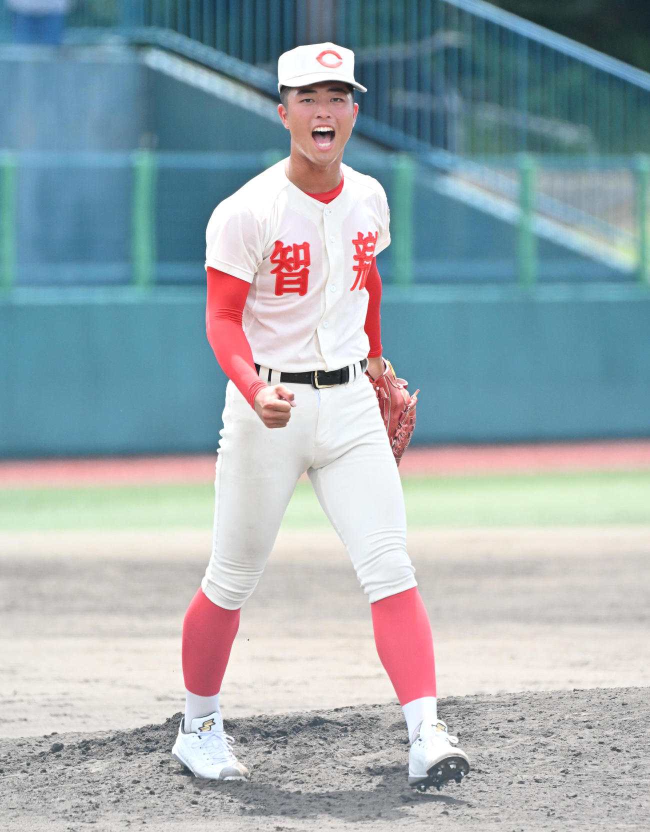 高田商業対智弁学園　高田商業に勝利しガッツポーズをする智弁学園・田中謙心（撮影・石井愛子）