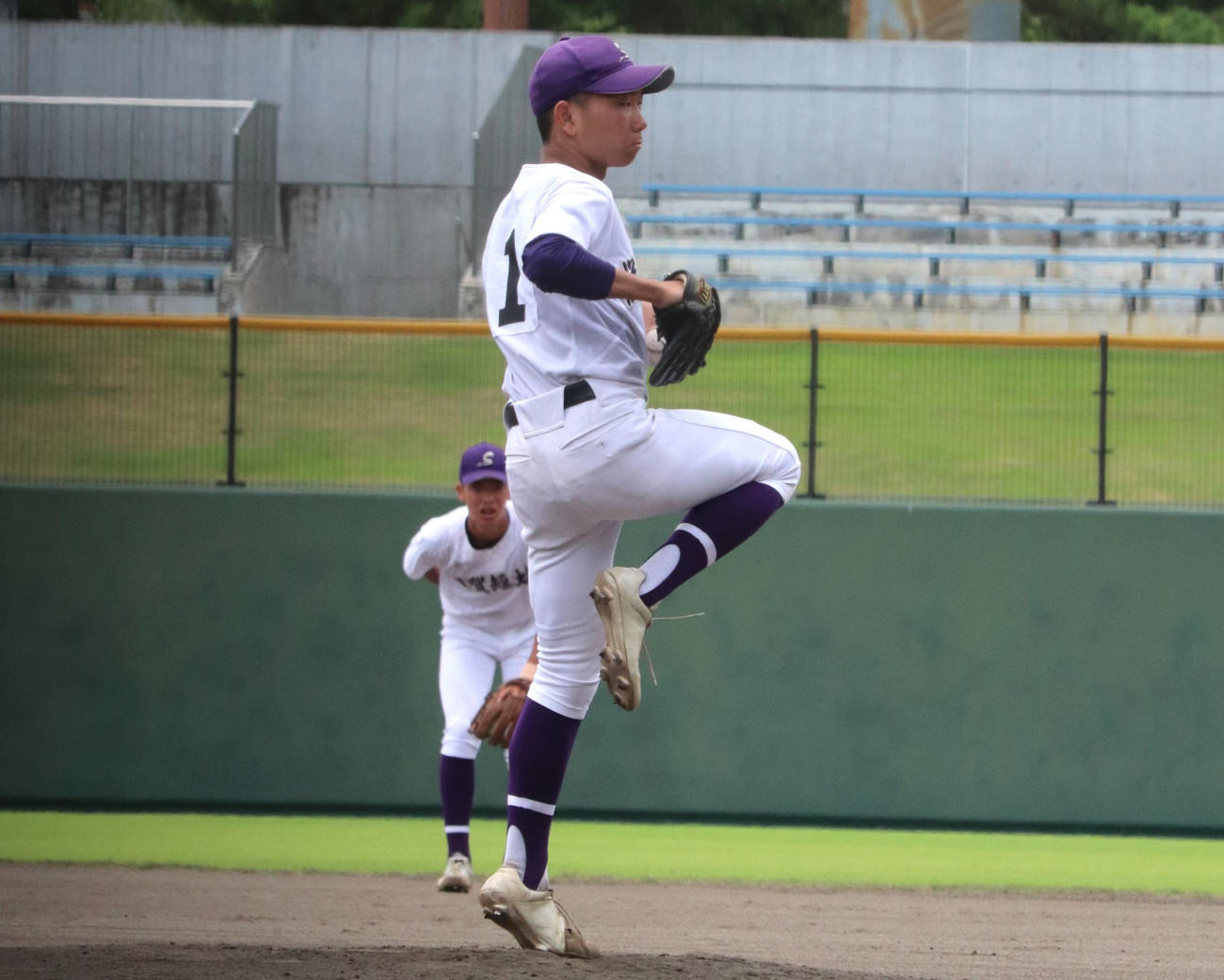 滋賀大会2回戦　玉川対滋賀短大付　先発した、滋賀短大付の桜本。投球動作の序盤の動作に、左足だけで背伸びをする（撮影・中島麗）