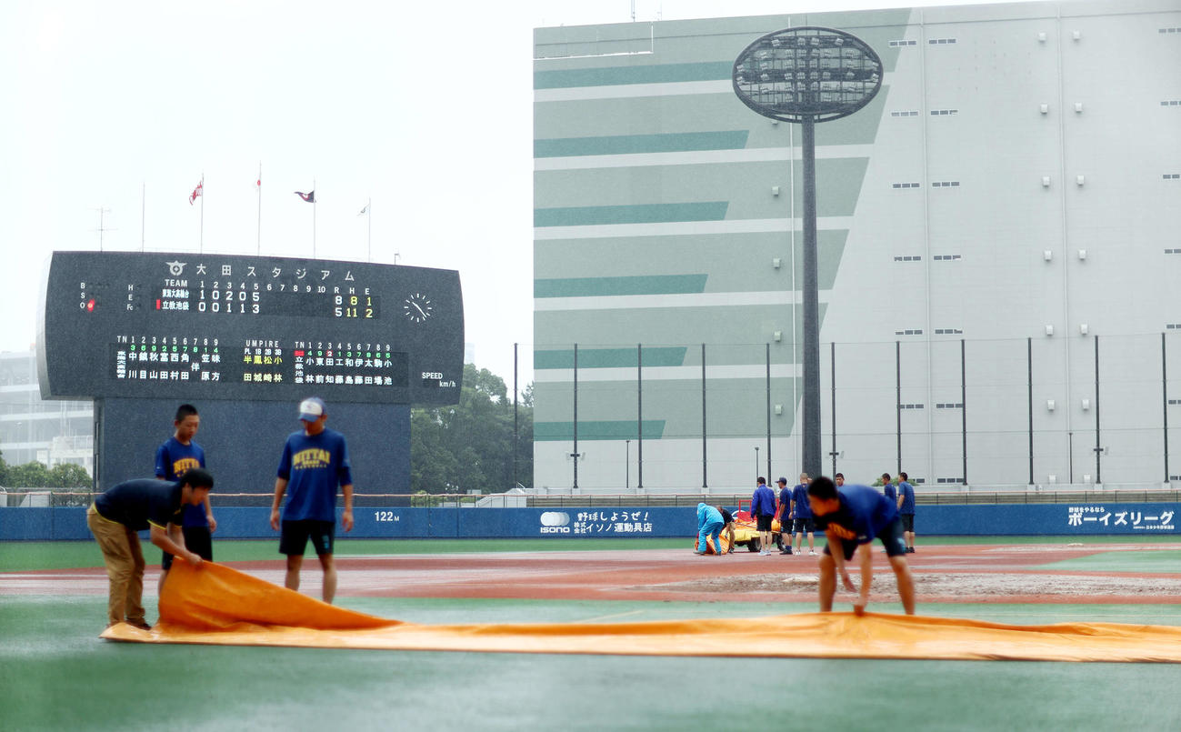 東海大高輪台対立教池袋　5回裏、悪天候により一時中断する大田スタジアム（撮影・河田真司）