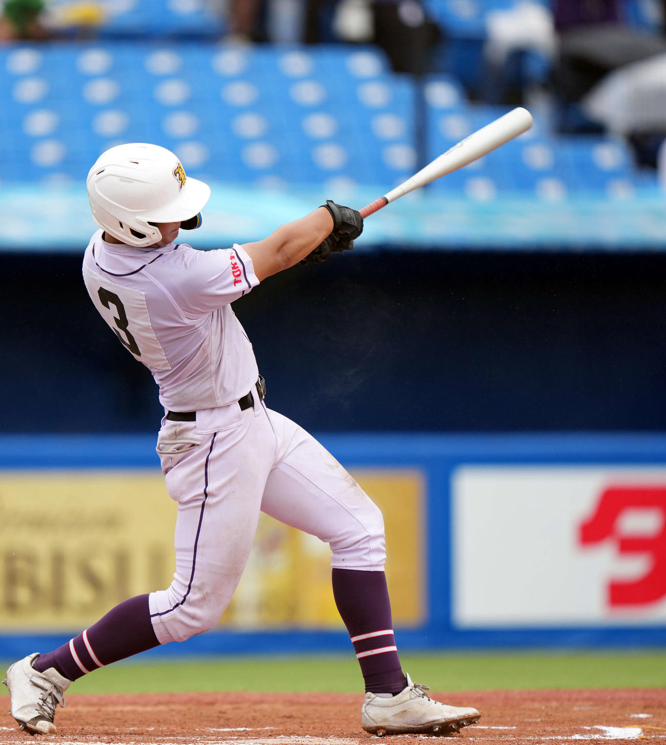 堀越対鷺宮　2回表堀越無死、ソロ本塁打を放つ雨宮（撮影・小島史椰）