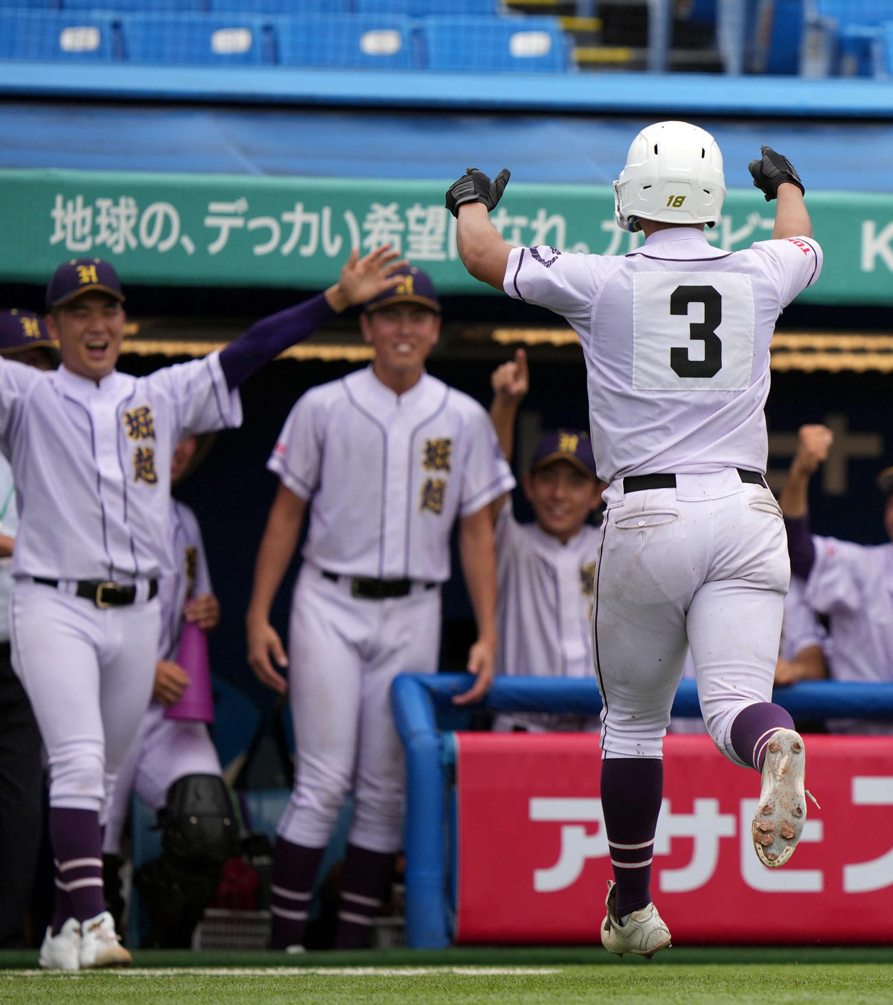 堀越対鷺宮　2回表堀越無死、ソロ本塁打を放ち、生還後喜ぶ雨宮（右）（撮影・小島史椰）