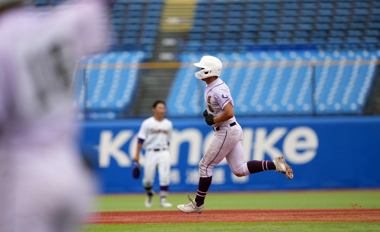 堀越対鷺宮　2回表堀越無死、ソロ本塁打を放ち、生還する雨宮（撮影・小島史椰）