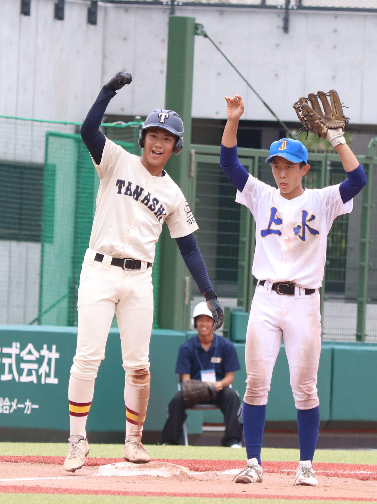 上水対田無　1回裏田無1死二塁、先制の適時二塁打を放った滝上（左）（撮影・泉光太郎）