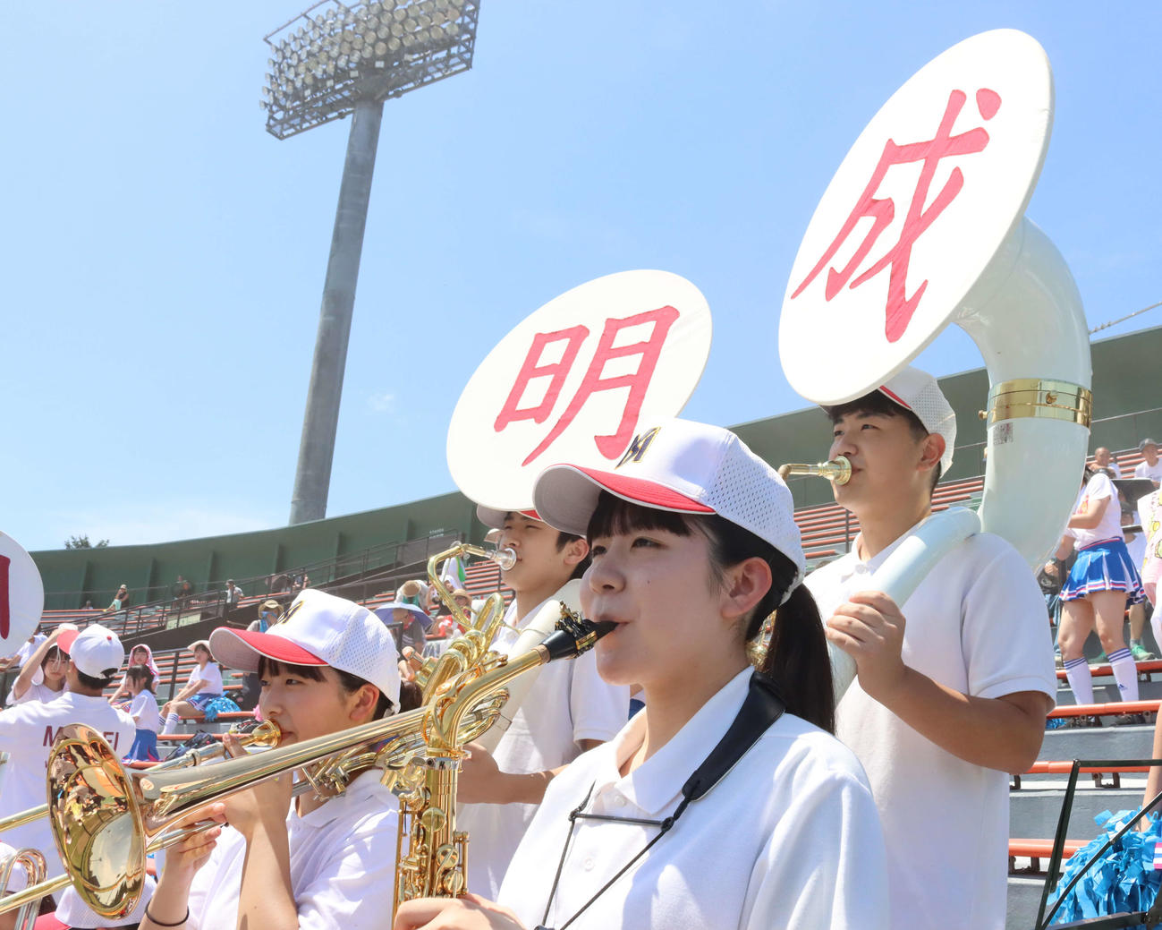 応援に駆けつけた旭川明成の吹奏楽部のメンバー。手前は奥山部長（撮影・保坂果那）
