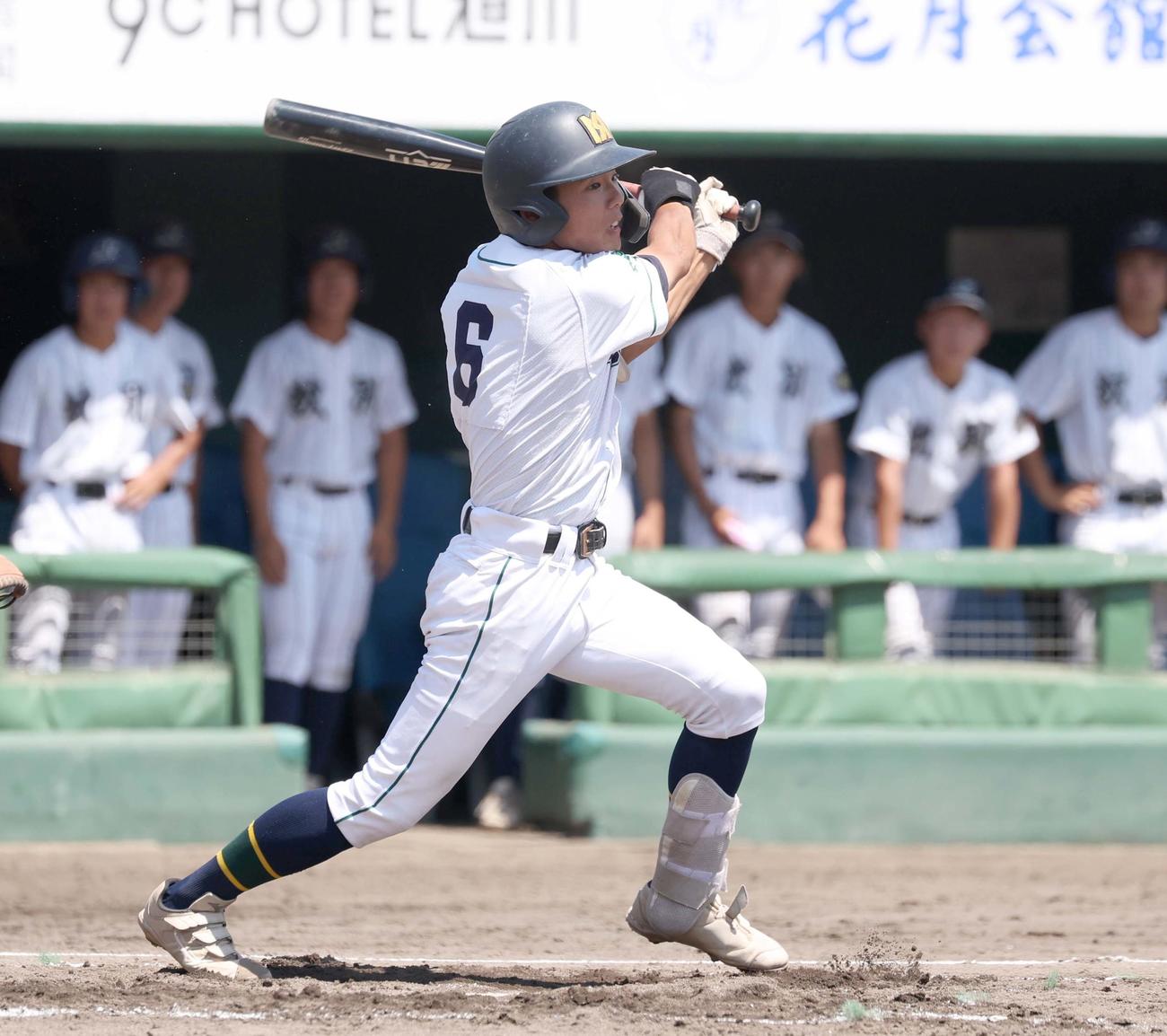 旭川明成対紋別　2回表旭川明成2死二、三塁、右前適時打を放つ冨塚（撮影・黒川智章）