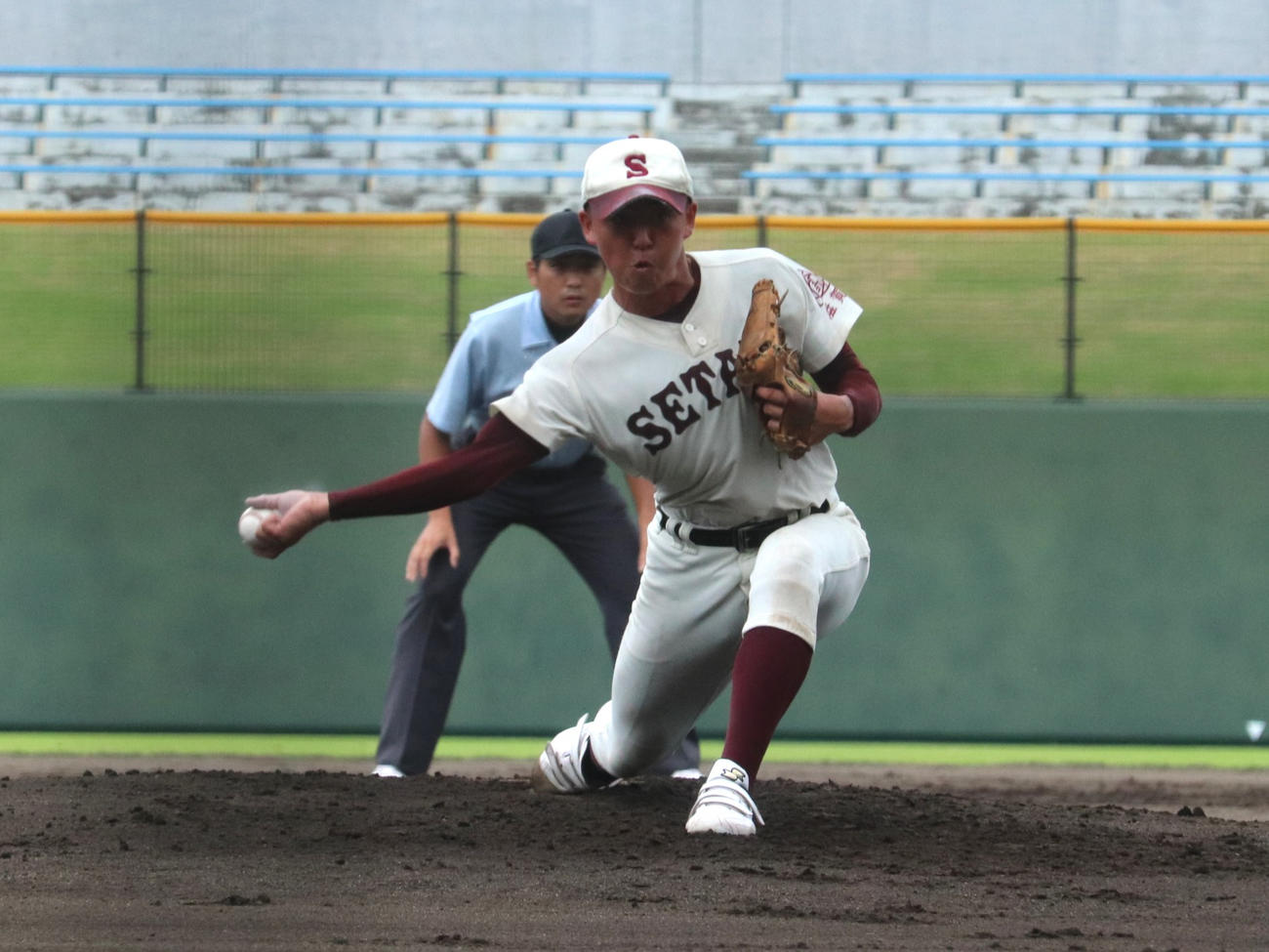 滋賀大会2回戦　伊香対瀬田工　先発した、瀬田工の岡本。初回は下手投げ投法（撮影・中島麗）