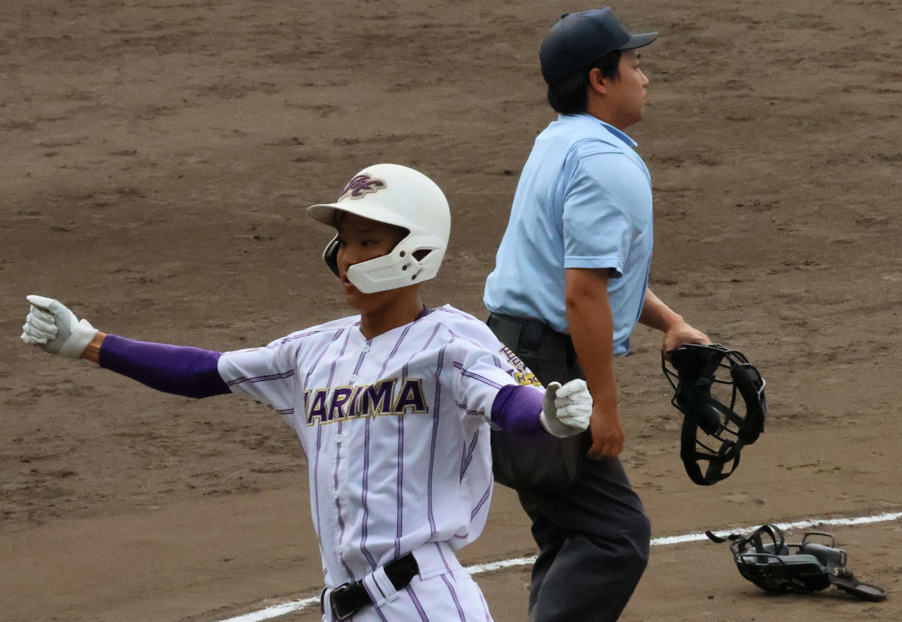 東播磨対仁川学院　1回裏、本塁に戻りガッツポーズをする東播磨・福村泰輝（撮影・大西真生）